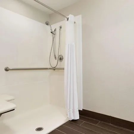 Doubletree By Hilton Bradley International Airport Hotel Windsor Locks Exterior photo