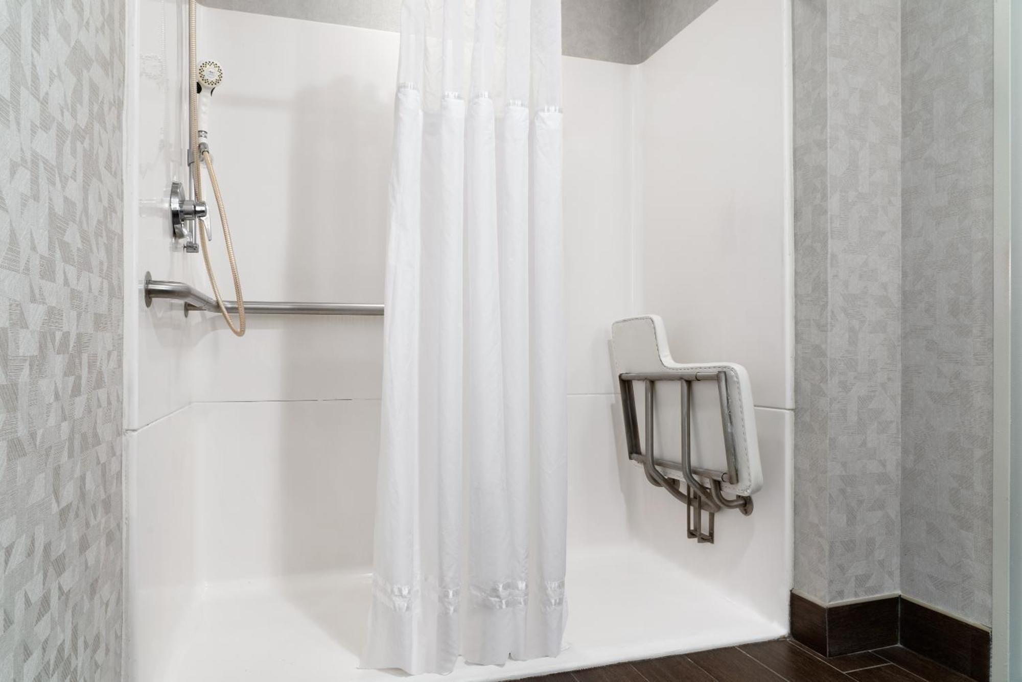 Hotel Doubletree By Hilton Bradley International Airport 3*