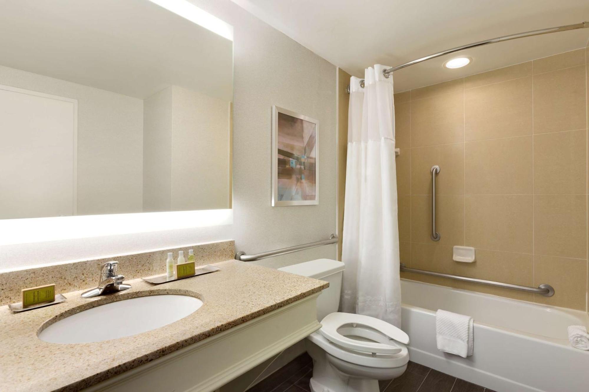 Doubletree By Hilton Bradley International Airport Hotel Windsor Locks
