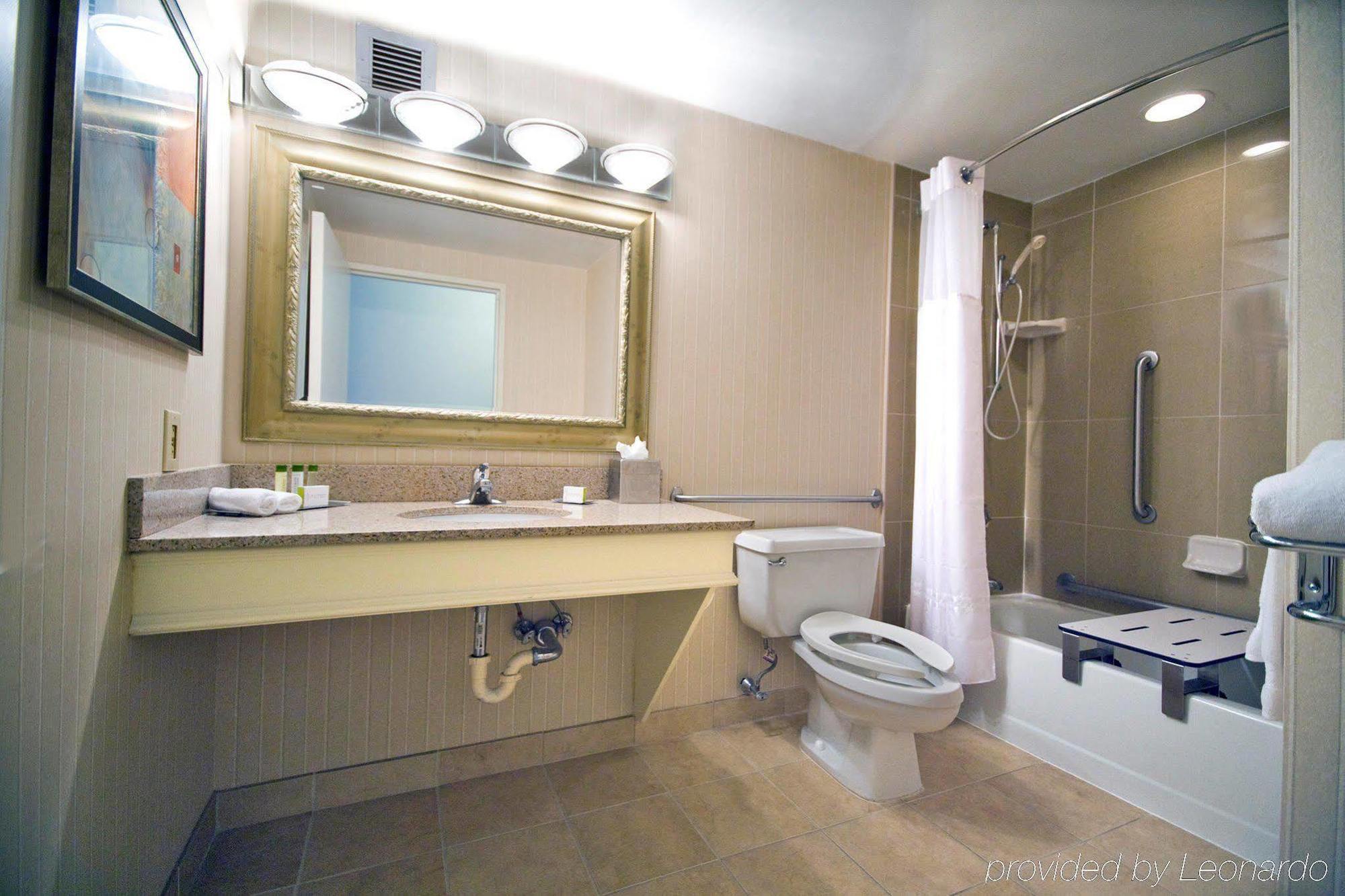 Hotel Doubletree By Hilton Bradley International Airport 3*